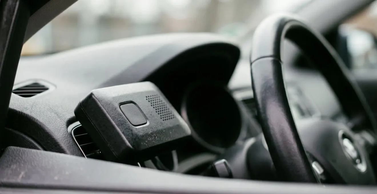 Dispositif de telematique moderne installe dans un vehicule avec tableau de bord sobre