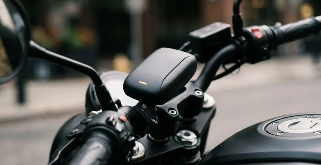 Boîtier télématique compact fixé discrètement sur une moto moderne